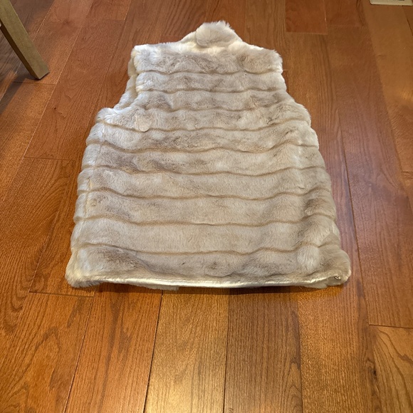 Women’s NWT Talbots Beige Faux Fur Mid Length  Vest Size M - Picture 3 of 6